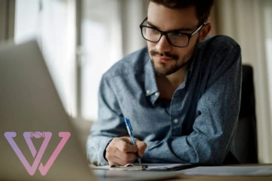 إدارة حسابات التواصل الاجتماعي السعودية | من المسؤول عن مواقع التواصل الاجتماعي؟